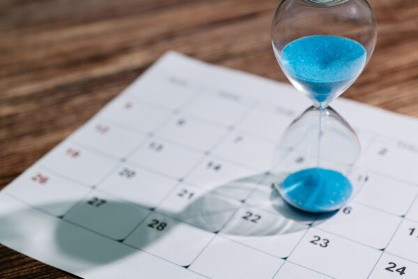 Hourglass on top of a calendar